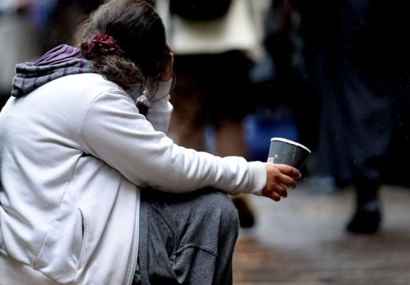 Operațiune de amploare a SUA în Grecia: O rețea care ducea români la cerșit a fost destructurată