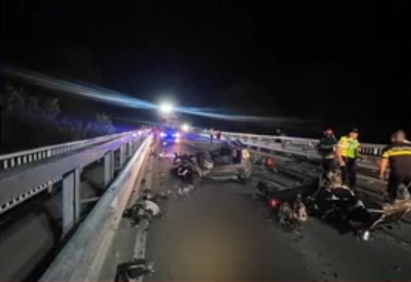 Cinci oameni au murit după ce s-au izbit cu mașina de un cap de pod