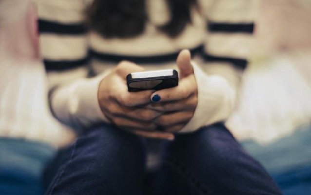 Cât de periculoasă e dependența de telefonul mobil. Experții trag un semnal de alarmă