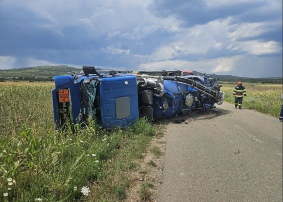 O cisternă plină cu petrol s-a răsturnat pe un drum din Prahova