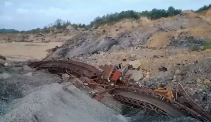 Un mal de pâmânt s-a surpat peste utilaje, la Complexul Energetic Oltenia