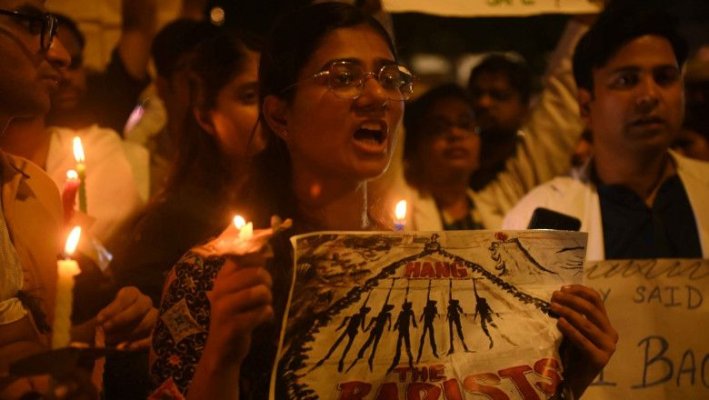 India, cuprinsă de proteste după violarea și uciderea unei doctorițe într-un spital