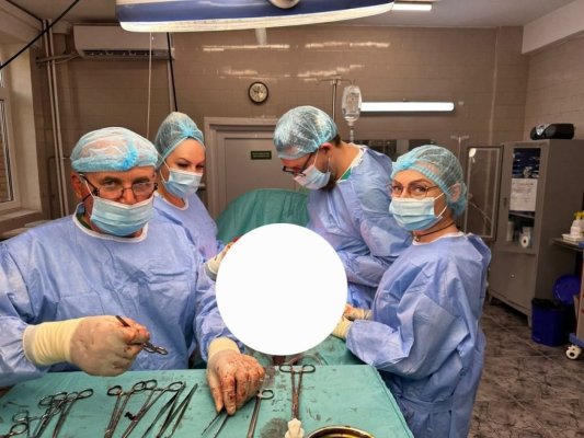 Chist ovarian gigant, de 10 kilograme, extirpat de o echipă de patru medici