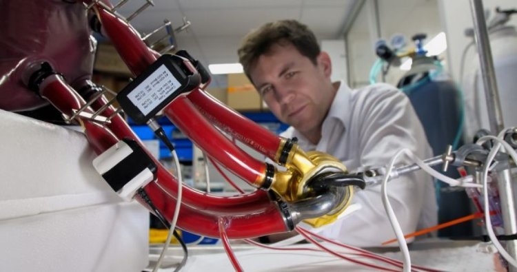 Premieră medicală: Un bărbat, ţinut în viaţă timp de câteva zile cu o inimă artificială din titan