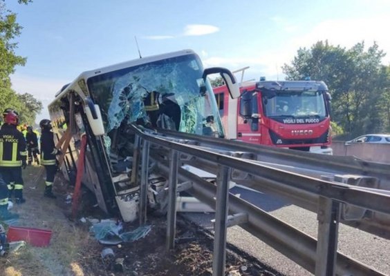 Autobuz plin cu turiști, implicat într-un accident grav în Italia