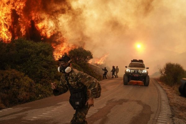 Alertă în Grecia: Autoritățile evacuează mai multe localități din cauza incendiilor