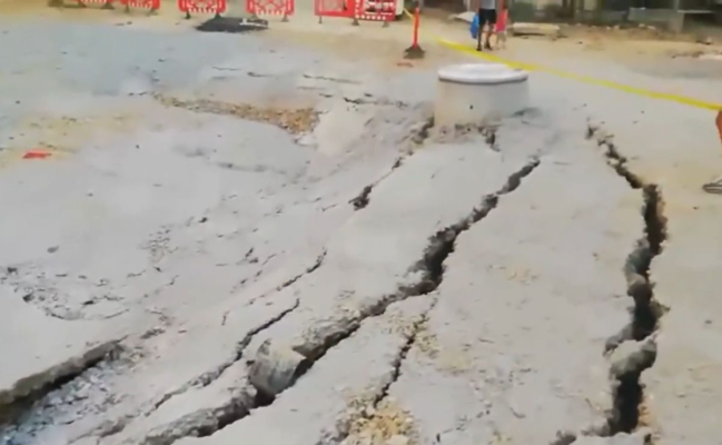 Alertă la Slănic Prahova: Pământul se surpă din nou, în asfalt au apărut fisuri! Video