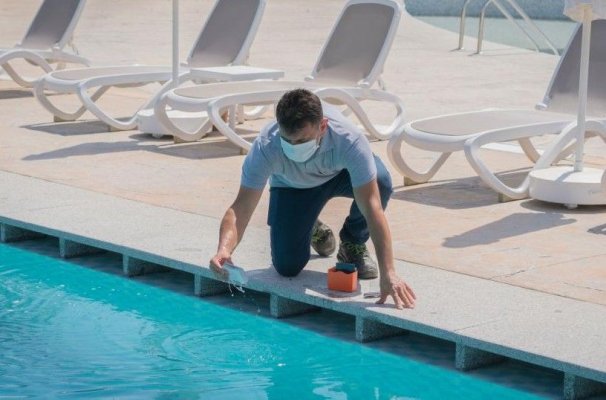 Pericol la mare și la piscine! Ce bacterii putem lua din apă și cum putem preveni infectarea
