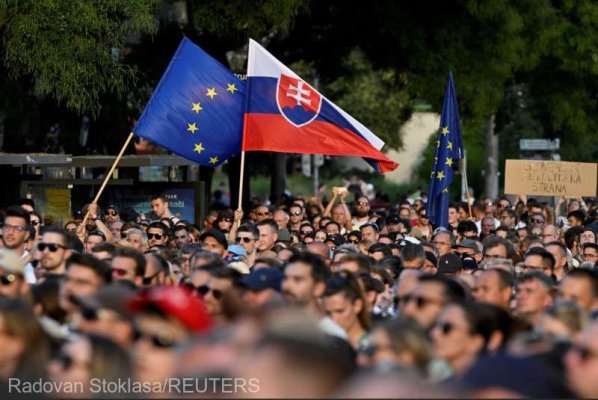 Mii de oameni au protestat împotriva politicii culturale şi a reformelor din justiţie, în Slovacia