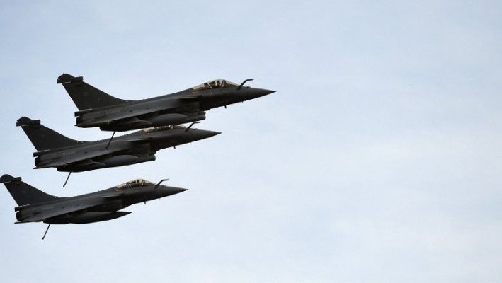 Două avioane Rafale ale armatei franceze s-au ciocnit în zbor. Piloţii sunt căutaţi