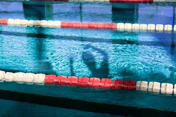 Tragedie! Un copil a murit sub ochii tatălui său, în timpul unui curs de înot