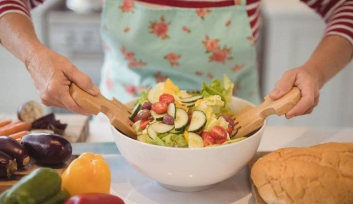 Greşeala majoră pe care o fac gospodinele atunci când gătesc. Medic: „Așa faci toxiinfecție alimentară“