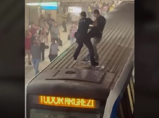 Un bărbat s-a urcat pe vagonul unui metrou. Au intervenit polițiștii. Video