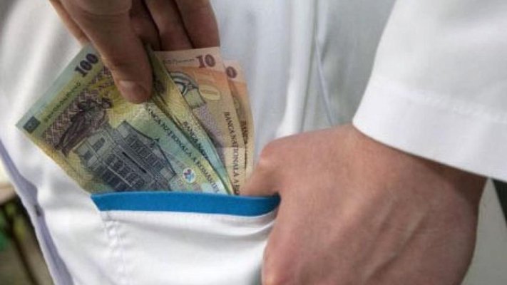 Șase chirurgi și o asistenta acuzați de mită au cerut bani doi ani de la bolnavi
