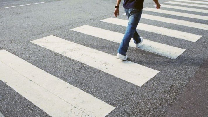 Ca să ajungă în siguranță la bar, un bărbat și-a trasat o trecere de pietoni în fața cârciumii