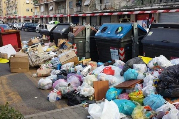 Oamenii dintr-un sat au fost șocați când au văzut că un munte de gunoaie le bloca singurul drum de acces în localitate