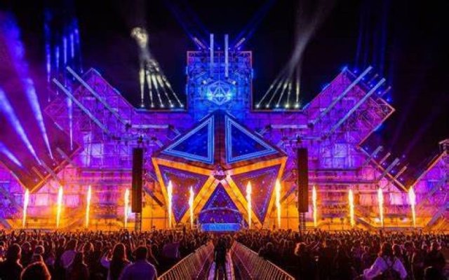 Festivalul Untold vine la pachet cu cele mai piperate prețuri la cazare din România