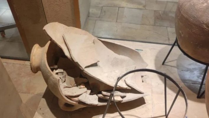 În timpul unei vizite la muzeu, un copil de 4 ani a spart un vas vechi de 3.500 de ani