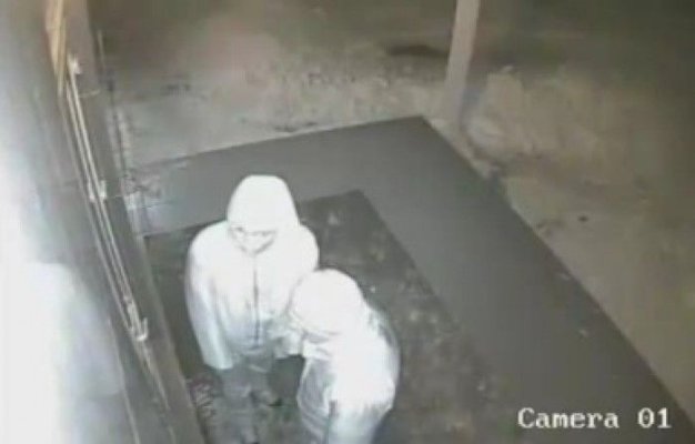 Deși știe că este filmat, un hoţ îşi duce la capăt jaful şi apoi fuge cu complicii lui