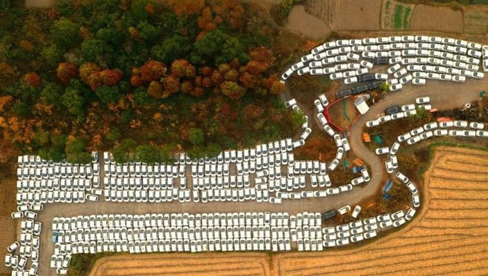 Cimitirul mașinilor electrice. De ce au fost abandonate mii de vehicule pe un câmp din China