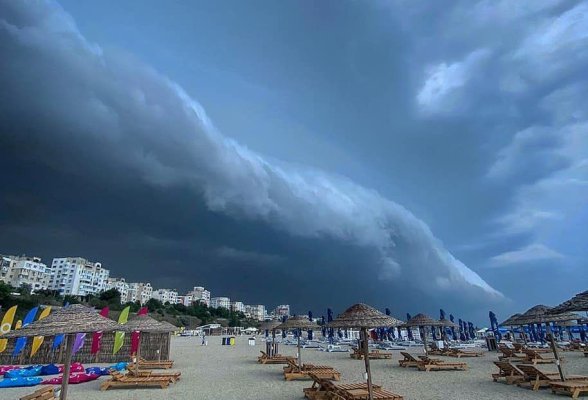Insulele din Grecia, victime ale furtunii Bora. Două persoane și-au pierdut viața