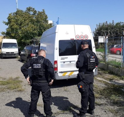 O persoană care a aruncat deșeuri pe drumul public a fost amendată