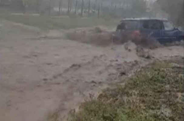 O nouă rupere de nori, în județul Galați: Apa curge cu putere pe străzile unei comune