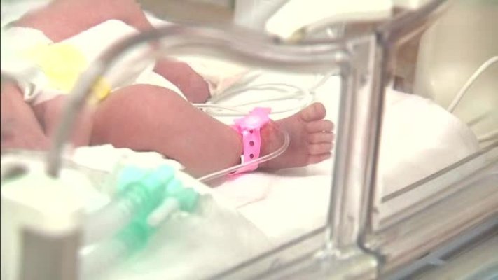 Bebeluș de trei săptămâni adus la spital cu multiple fracturi și hemoragie. A fost bătut de părinți 