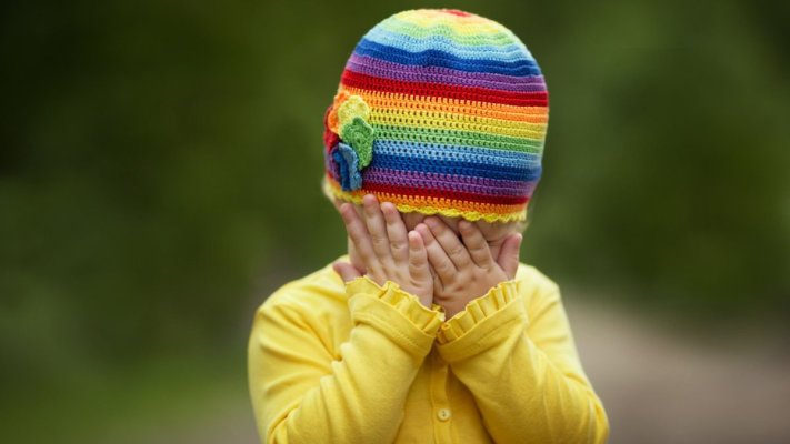 Copilă diagnosticată cu demență la doar un an. Care au fost simptomele neobișnuite