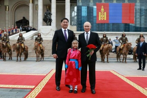 Vladimir Putin, în Mongolia. A fost primit cu fanfară, covor roșu și flori 
