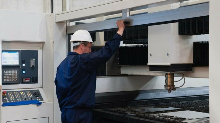 Ultima mare industrie a României, amenințată de concedieri masive