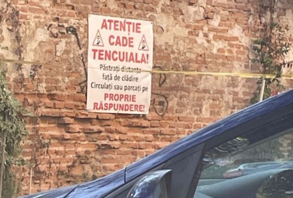 Un zid s-a surpat și a avariat mai multe autovehicule parcate