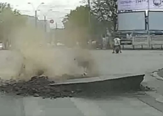 O țeavă de gaze a explodat, într-o intersecție din București. Video