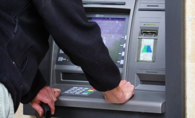 Românii pot retrage mai puțini bani de la ATM în 2025: Noile limite impuse de băncile din România