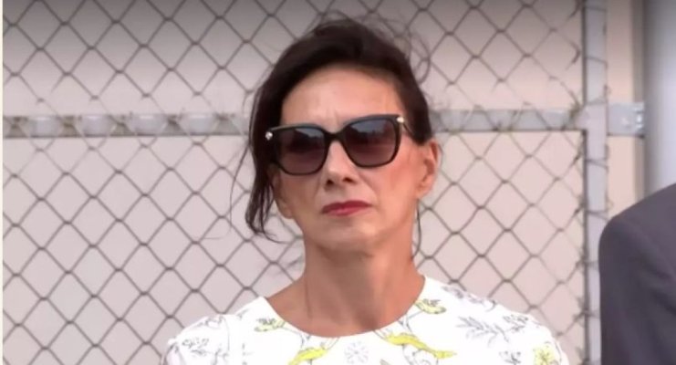 Cât costă rochia purtată de Carmen Iohannis în prima zi de școală