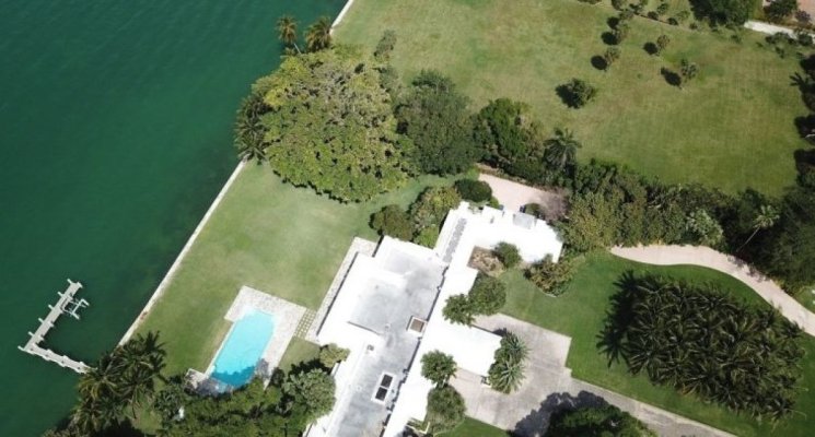 Bărbatul care i-a vândut lui Jeff Bezos vila din Miami cu 79 de milioane de dolari dă compania imobiliară în judecată
