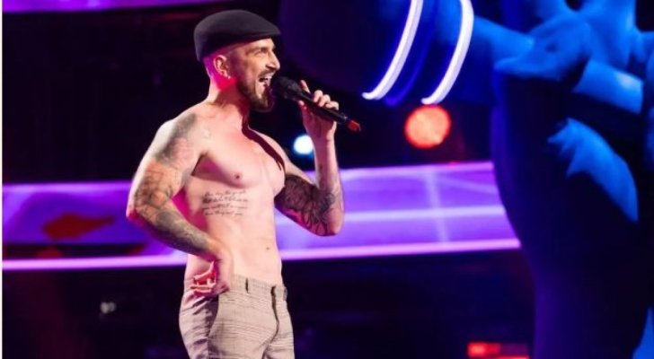 Silviu Mircescu a făcut striptease în timp ce a cântat la Vocea României 2024