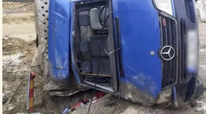 Un camion cu cai s-a răsturnat. Şoferul a ieşit singur din cabină, dar a murit în braţele medicilor