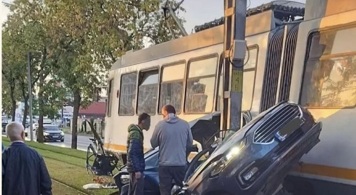 Bărbatul mort în accidentul de tramvai din București era soțul femeii stropite cu benzină în Parlament