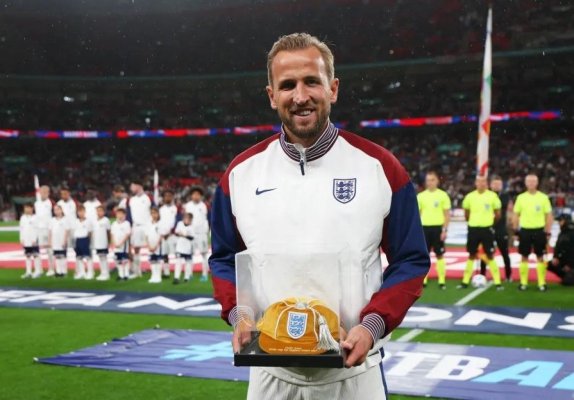 Fotbal: Harry Kane a primit o şapcă de aur pentru selecţia cu numărul 100 în naţionala Angliei