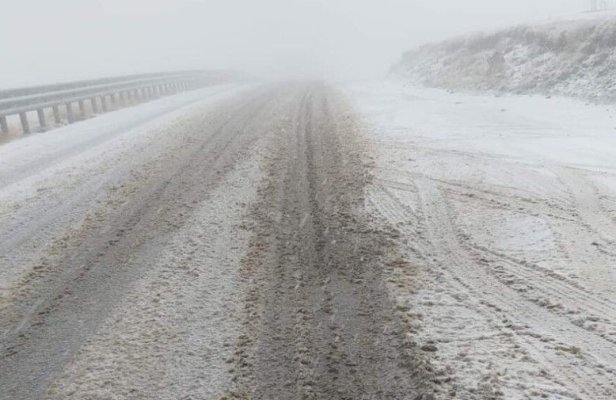 Strat de zăpadă de cinci centimetri, pe Transalpina. Șoferii, sfătuiţi să caute rute alternative