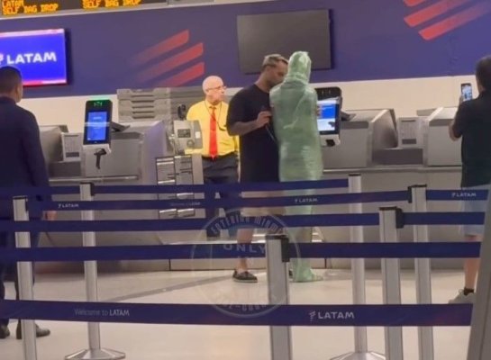 Un bărbat a încercat să urce în avion înfășurat în folie alimentară. Vezi de ce. Video