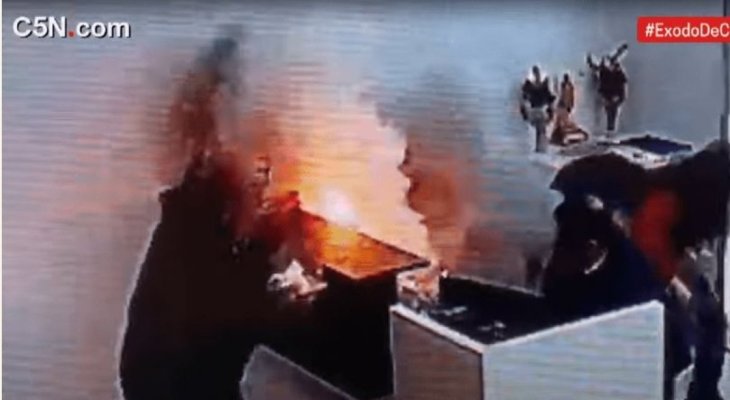 Momentul în care explodează pachetul trimis unui oficial argentinian