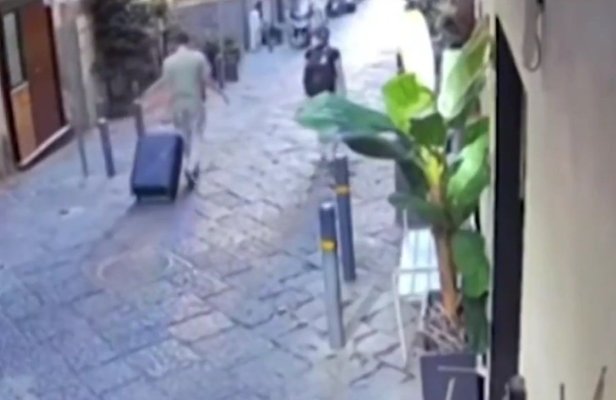 O tânără de 30 de ani a murit, după ce o statuie i-a fost aruncată în cap de la balcon. Video