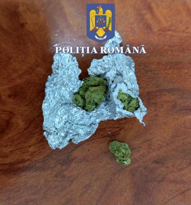 Patru persoane suspectate că ar fi consumat substanțe psihoactive, descoperite într-o sală de jocuri