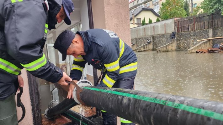 Mașini avariate, case inundate și copaci prăbușiți, în 35 de localități din țară. Video