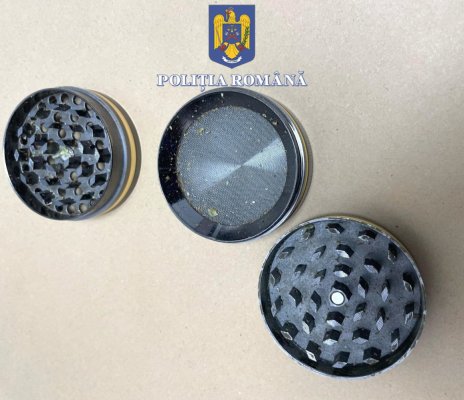 Polițiștii au găsit un grinder în mașina unui șofer. Acesta e suspectat de consumul substanțelor psihoactive