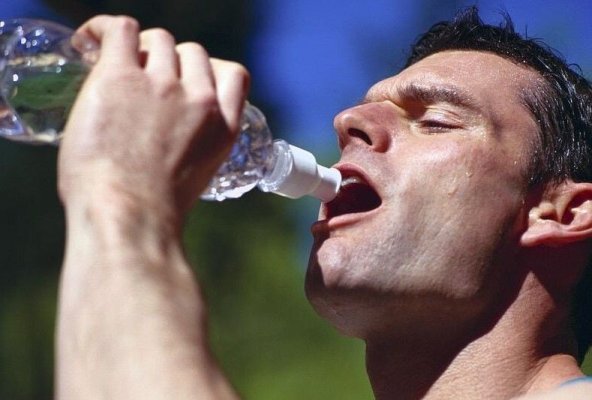 Microplasticele din apa îmbuteliată, un pericol nevăzut: Cum afectează sănătatea pe termen lung
