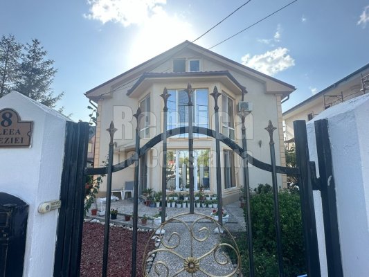 O familie cu patru copii a primit în Ajun de Crăciun o casă nouă prin proiectul Casa Share