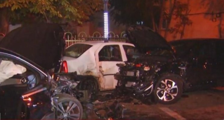 O tânără de 17 ani s-a urcat la volan și a distrus șase mașini